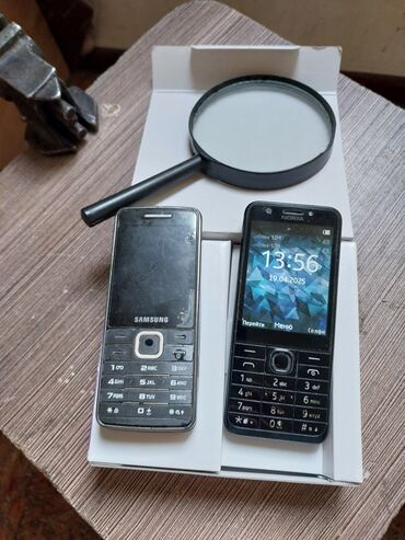 простые телефоны: Набор из двух кнопочных телефонов: Samsung и Nokia. Телефон Samsung