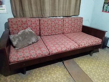 zara home: Диван с деревянными подлокотниками и каркасом, классический прямой — 1