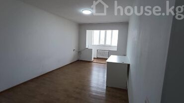 срочно продаётся 1 комнатная квартира в районе ошского рынка по улице молодая гвардия токтогула: 1 комната, 34 м², 104 серия, 5 этаж, Евроремонт