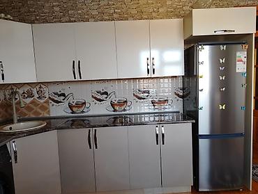 divan kafe: Mətbəx mebeli və texnika dəsti - Mətbəx dolabları: Parlaq ağ fasadlı — 2