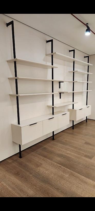 Yeni, Kitab rəfi, Düz
