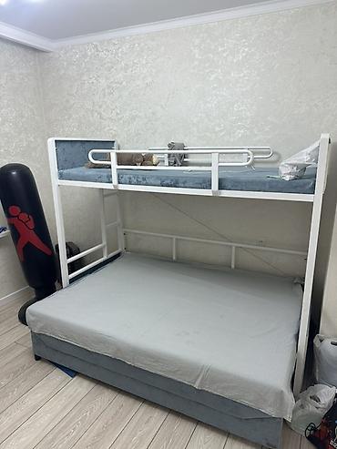 Двухъярусная кровать с нижним широким спальным местом и верхним