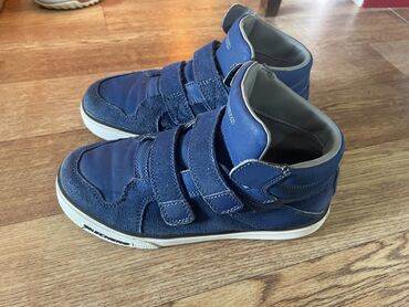 Детская обувь: Продаю кеды фирмы Skechers для мальчика. В отличном состоянии