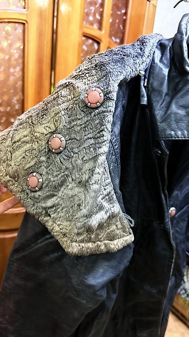женский кожаный черный плащ: Продаю женское кожаное пальто Черного цвета Чистая кожа Размер — 2