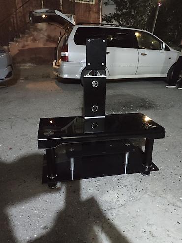 televizor alti dizayn alcıpan: Şüşə TV stendi və divar/brakent tipli VESA montajlı panel - Material — 2