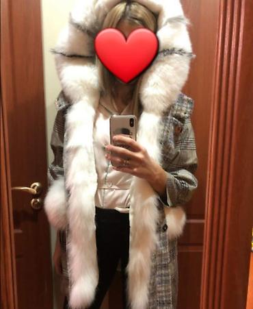 white coat: Эффектное парка с натуральным меховым декором. Объёмная окантовка из — 1