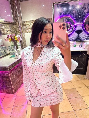 стильные платья для полных девушек: Мини-платье с цветочным принтом Платье: - Белое мини-платье с мелким