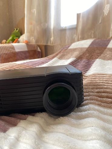 guclu wifi modem: Proyektor - Kompakt korpus, üst hissədə güc düyməsi və fokus/zoom — 4