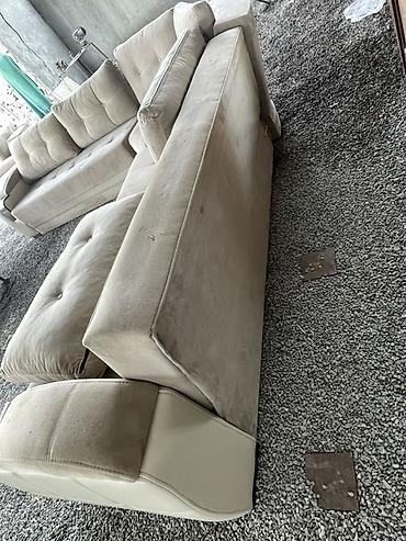Divan və kreslo dəstləri: Bej rəngdə künc divan dəsti - Tərkib: 2 böyük üçoturacaqlı modul + — 3