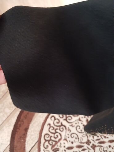 Kardiqanlar, jaketlər: Naxışlı qadın kardiganı. Qara rəngdədir və üzərində güllü naxışlar — 7