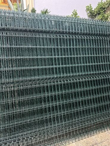 tikinti matrealları: Uzunu 2.50-1.80Yaşıl rəngdə metal tor hasar panelləri. Bu panellər