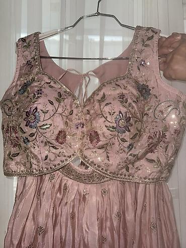 hind geyimi: Zərif hind üslublu üçlük dəst – lehenga - Rəng: pudra/solğun çəhrayı — 1