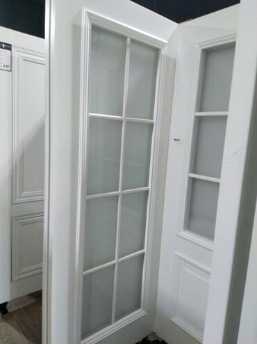 Otaq qapıları: Ağ rəngdə, şüşəli daxili qapı. Qapının şüşəsində dekorativ naxışlar — 7