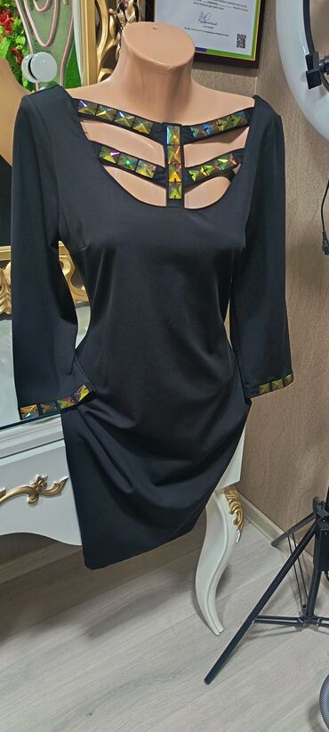 Ziyafət donları: Qırmızı don - Rəng: parlaq qırmızı - Dizayn: dördkünc dekolte, ön — 8