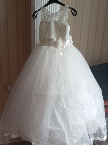 zara xs: Don ağ rəngdədir. 1 defe geyinilib Razmer :134/9. Türkiyə