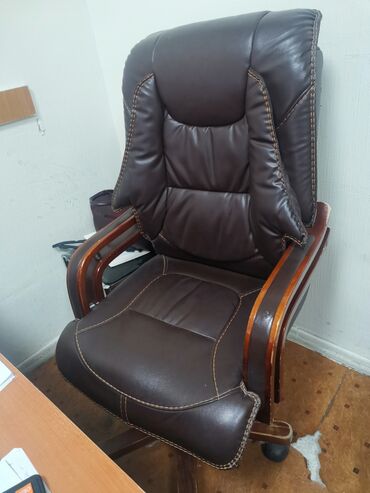 офисные столы и стулья: Классическое кресло, Офисное, Б/у