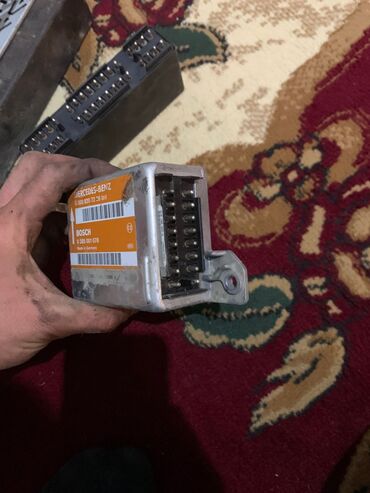 Maqnitofonlar: Bosch avtomobil maqnitofonu (head unit) üçün əsas blok və metal montaj — 7