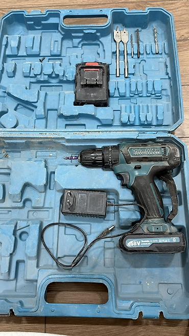 Аккумуляторная дрель‑шуруповерт Makita в чемодане. Комплектация: -