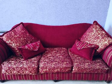 старинный диван: Прямой диван, цвет - Красный, Б/у