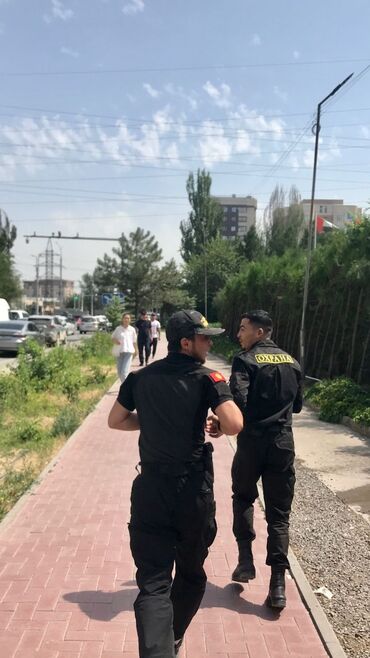 белый пиджак мужской: Тактический костюм черного цвета, состоящий из брюк и рубашки или
