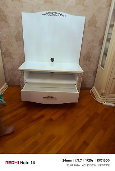 divar refleri: DONAT brendi TV stendi - Rəng: ağ, zərif qızılı dekor elementləri ilə — 2