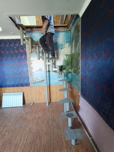 Металлические лестницы: Металлическая винтовая лестница со ступенями серого цвета — 4