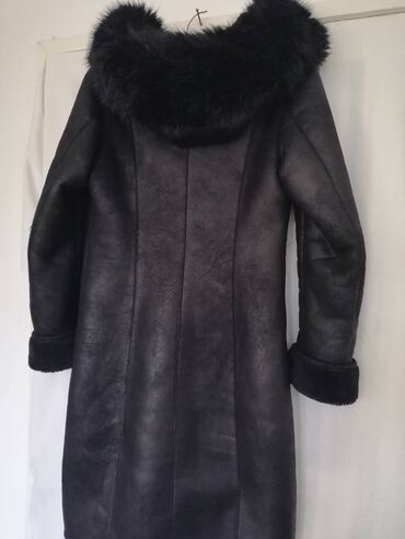 Krzneni kaputi: Monton intenzivno crne boje sa kapuljacom i punijim toplim krznom na lalafo.rs — 7 Krzneni kaputi: Monton intenzivno crne boje sa kapuljacom i punijim toplim krznom — 7