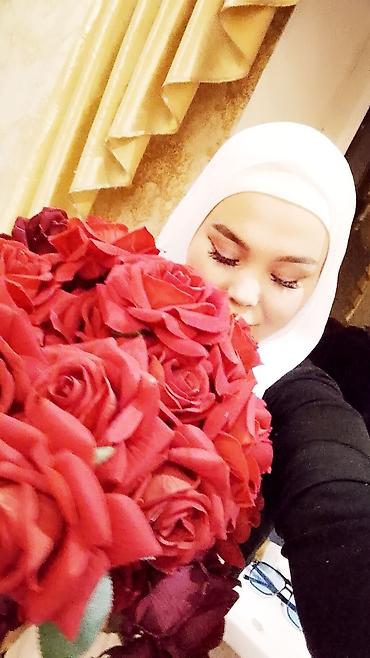 Букеты из живых цветов: Букет из крупных красных роз - Классическая композиция из густо — 1