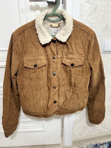 прозрачный дождевик: Универсальная вельветовая куртка от PULL&BEAR, выполненная в