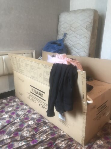 бренд одежда: Огромная коробка одежды, в основном брендовые, для худых и молодых