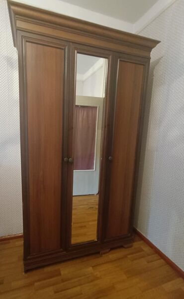 Rəflər: Açılan, 3 qapılı Düz dolab, Şifonyer