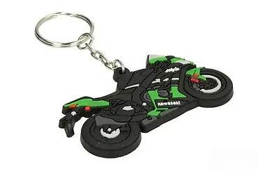 mon torbe: Privezak za ključeve u obliku motora Kawasaki Ninja. Izrađen je od — 2