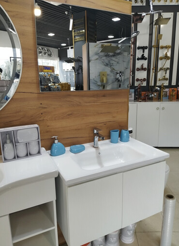 divar kağız: Ağ rəngdə, divara montaj olunan, iki qapılı, lavabolu hamam mebeli. Bu