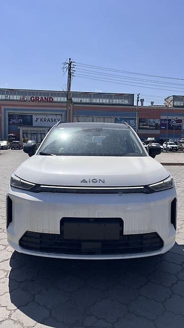 AION (GAC) – электрический кроссовер белого цвета. Кузов и экстерьер