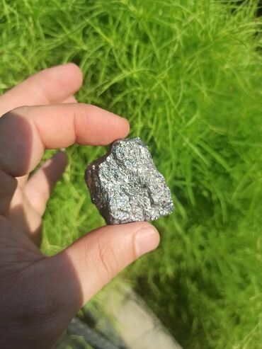 Digər kolleksiyalar: Təbii Galen daşı. Tamamilə təbii, emal olunmamış gümüşü-metalik — 8