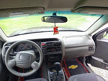 Digər avtomobillər: === PART 1: TEXTUAL DESCRIPTION === Qara rəngdə Chevrolet Tracker SUV — 9