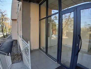 15: Сдается помещение под магазин в 4-этажном здании на 1 этаже, площадь — 4