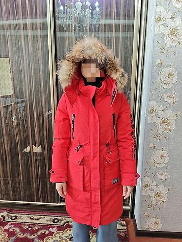 Женская зимняя парка, ярко‑красного цвета, длина до колена. Новая не at lalafo.kg Женская зимняя парка, ярко‑красного цвета, длина до колена. Новая не