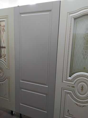 Bunker qapıları: Bu, daxili məkanlar üçün nəzərdə tutulmuş, müasir dizaynlı ağ rəngli