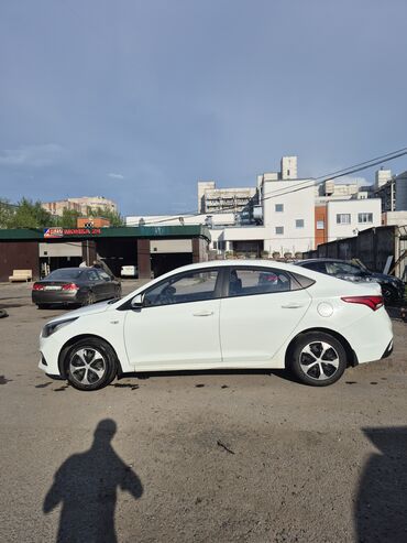 фотохромные очки: Белый седан Hyundai Solaris с современным дизайном. Автомобиль оснащен