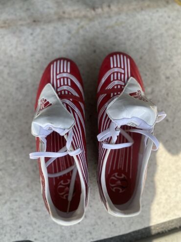 велики для детей: Футбольные бутсы Adidas Predator (TRAXION) Модель 6 года Для