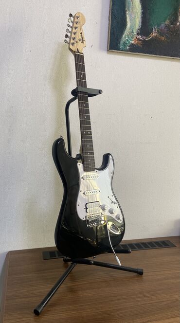 basavik qutusu: Elektro gitara ‘’Squier’’ Çox yaxşı vəziyyətdə və hədiyyə olaraq