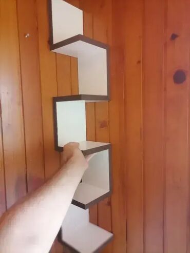 Police: Polica 6 Materijal i Dekor: Izrađena od univera debljine 18mm — 6