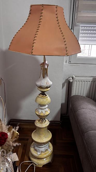 retro komode: Podna stara lampa,retro estetika sa abažurom klasičnog — 2