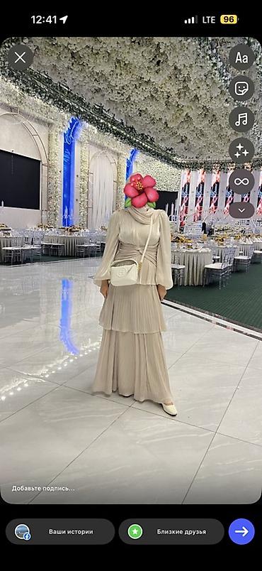 нарядный хиджаб: Нарядный женский комплект в стиле modest fashion в бежево‑кремовом — 1