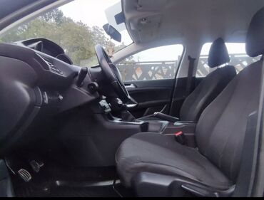 Peugeot: Crni Peugeot 308, kompaktan automobil pogodan za gradsku vožnju i duža — 6