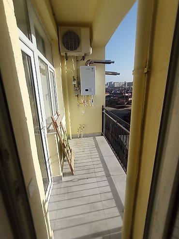 Uzunmüddətli kirayə mənzillər: Bina Xırdalanda riyadın arxasında(Jasmin Parkda)yerləşir.Mənzildə — 8