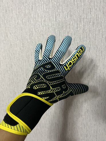 одежда для футбола: Футбольные перчатки 
Вратарские перчатки 
Футбол 
Размер 7-8-9