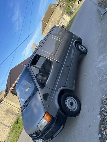 guzgu manitor: Ford Transit furqon tipli yük/miniven avtomobili. Şəkillərdə boz — 2