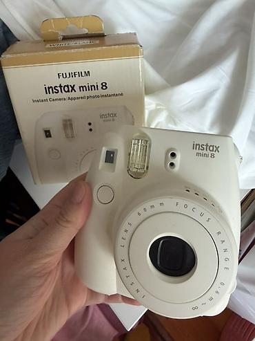 FUJIFILM Instax mini 8 — компактная мгновенная камера в белом цвете